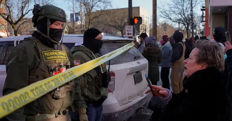 অ্যালেক্স প্রেটি নিহত হবার ঘটনাস্থলে ফেডারেল এজেন্ট ও জনতা